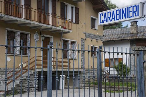 Santa Maria Maggiore, anziana danneggia cinque auto con un oggetto appuntito: denunciata