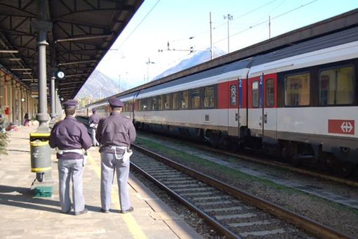 Attraversano i binari in stazione, multati dalla Polizia Ferroviaria Attraversano i binari in stazione, multati dalla Polizia Ferroviaria
