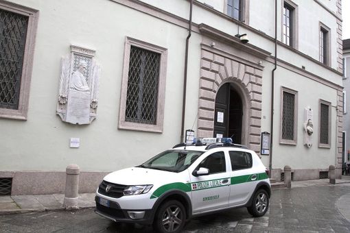 Cane lasciato al sole su un balcone a Domodossola