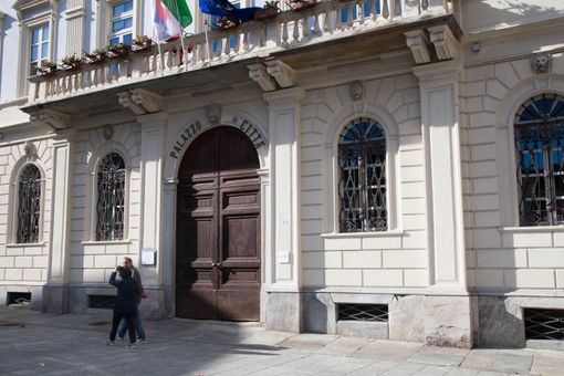 Luminarie e addobbi natalizi passano dall'Azienda Farmacia Comunale al Comune