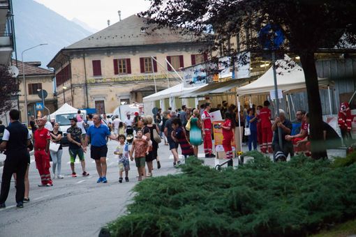 Foto archivio Giugno Insieme in piazza della stazione