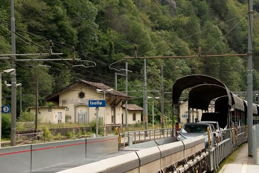 Sempione, i treni per il trasporto auto attivi solo ogni due ore per le prossime festività