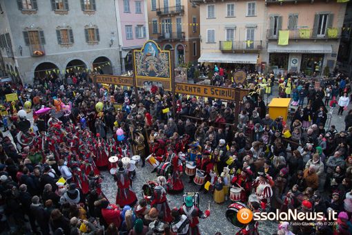 Domodossola prepara il Carnevale: la consegna delle chiavi sul balcone del municipio Domodossola prepara il Carnevale: la consegna delle chiavi sul balcone del municipio