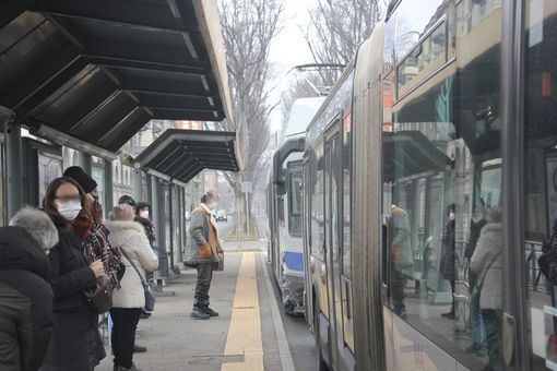 Covid, stop alle mascherine sui mezzi pubblici: proroga di un mese nelle strutture sanitarie