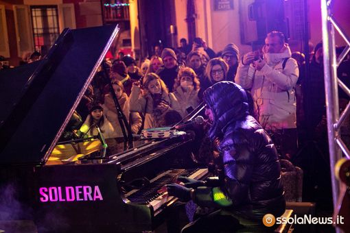 Un successo la prima giornata dei Mercatini di Natale. Piazza della Chiesa gremita per l'esibizione di Alberto Fortis. FOTO