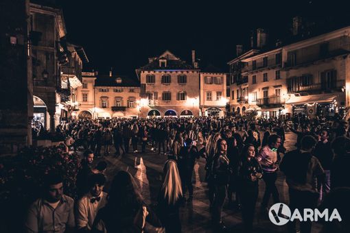 In piazza Mercato torna la "Silent Disco" In piazza Mercato torna la "Silent Disco"