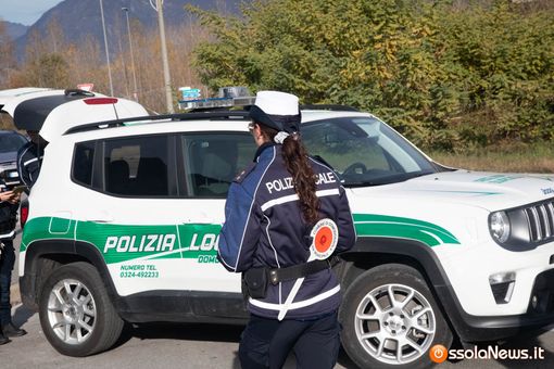 Domodossola, automobilista fermato con uno sfollagente: scatta la denuncia