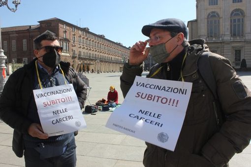 Sit in dei Radicali a Torino: “Subito vaccini nelle carceri piemontesi” VIDEO