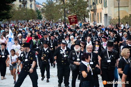 Il caldo abbraccio di Domodossola agli Spazzacamino FOTO E VIDEO Il caldo abbraccio di Domodossola agli Spazzacamino FOTO E VIDEO