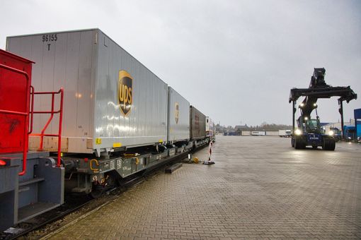 Ups sperimenta il trasporto ferroviario per rendere più sostenibili le spedizioni transfrontaliere
