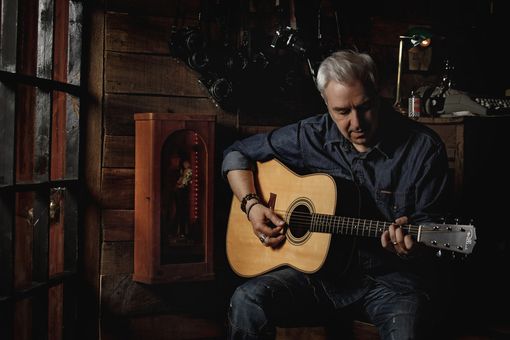 Davide Van De Sfroos apre stasera il primo Lago Maggiore Folkfest