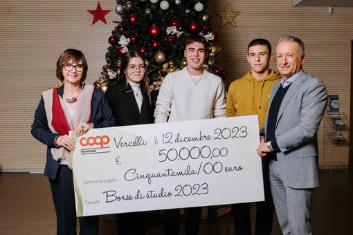 Nova Coop assegna borse di studio ai figli dei dipendenti: premiati sette studenti del Vco Nova Coop assegna borse di studio ai figli dei dipendenti: premiati sette studenti del Vco