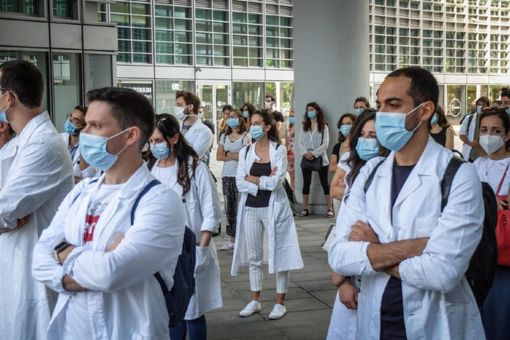 Medici specializzandi dedicati alle vaccinazioni: 400 volontari già ci sono, ma resta il nodo dei contratti Medici specializzandi dedicati alle vaccinazioni: 400 volontari già ci sono, ma resta il nodo dei contratti