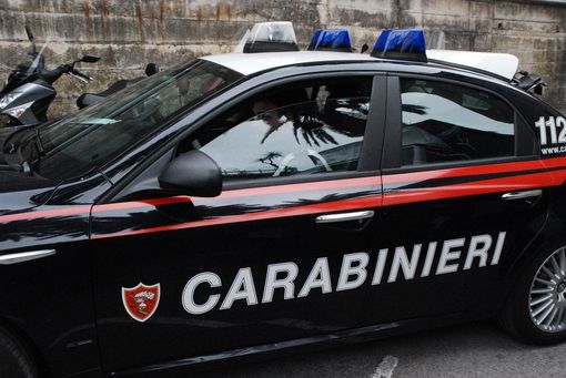 Colpisce in testa la ex con il cellulare e le lancia addosso dei vasi, arrestato 54enne