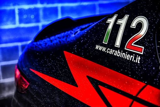 Rubano la borsa a un'anziana e speronano l'auto della polizia locale durante la fuga: tre arresti Rubano la borsa a un'anziana e speronano l'auto della polizia locale durante la fuga: tre arresti