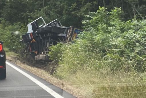 Camion ribaltato sulla provinciale tra Ornavasso ed Anzola