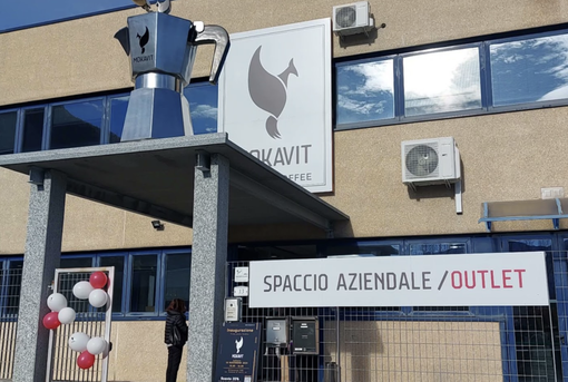 Taglio del nastro ad Ornavasso per il nuovo punto vendita di Mokavit Taglio del nastro ad Ornavasso per il nuovo punto vendita di Mokavit