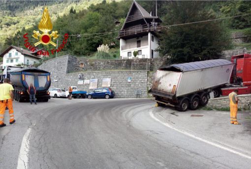 Tir si 'incastra' in un tornante a Baceno Tir si 'incastra' in un tornante a Baceno