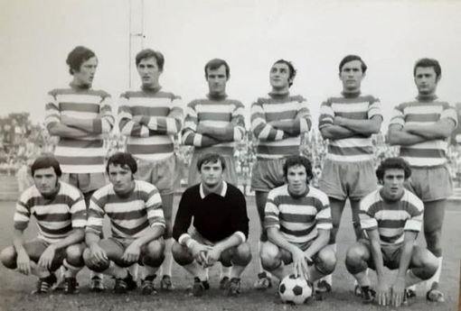 Nella foto, tratta dal sito Bustocco.it, una formazione della Pro Patria. Casna è il secondo da destra, con la palla in mano.