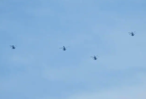 Quattro elicotteri Apache da guerra britannici hanno sorvolato i cieli del Canton Vallese