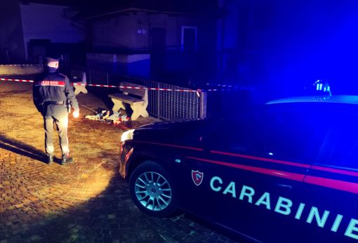 Un sessantenne accoltellato dal figlio sotto casa, è ricoverato in gravi condizioni al San Biagio