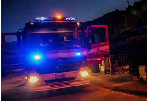 Tornano a casa e vedono del fumo uscire dall'abitazione, entrano per spegnere le fiamme e rimangono feriti