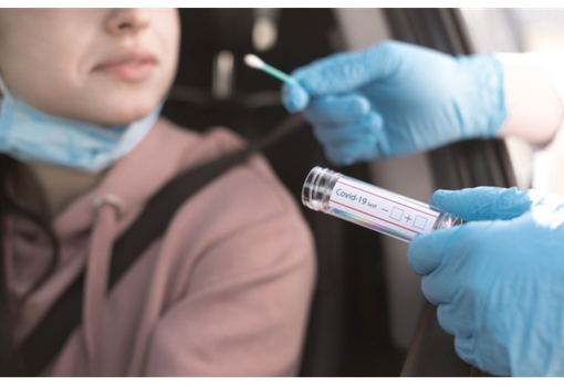 Tamponi gratuiti per i lavoratori che si vaccinano in attesa del green pass