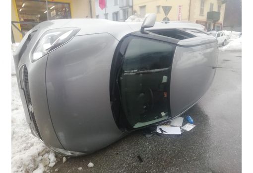 Perde il controllo dell'auto e si ribalta nella rotonda