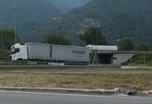 Manovre pericolose all'ingresso della statale 33 a Villadossola