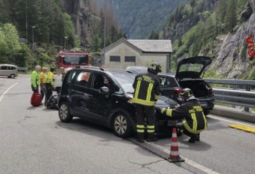 Auto ribaltata al passaggio a livello di Pallanzeno Auto ribaltata al passaggio a livello di Pallanzeno