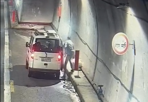 Abbandonava rifiuti nella galleria Montecrevola, multa da 6500 euro per un imbianchino di Sesto Calende VIDEO Abbandonava rifiuti nella galleria Montecrevola, multa da 6500 euro per un imbianchino di Sesto Calende VIDEO