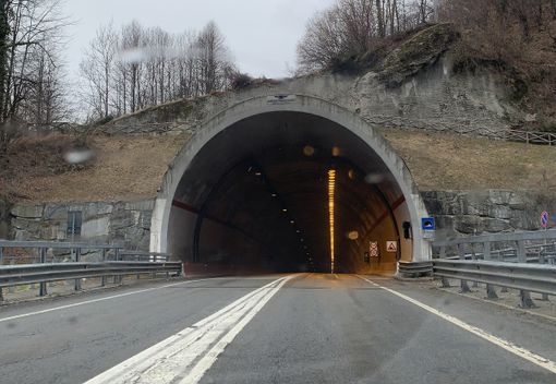 Nuove luci nella galleria Paiesco: senso unico alternato in orario notturno