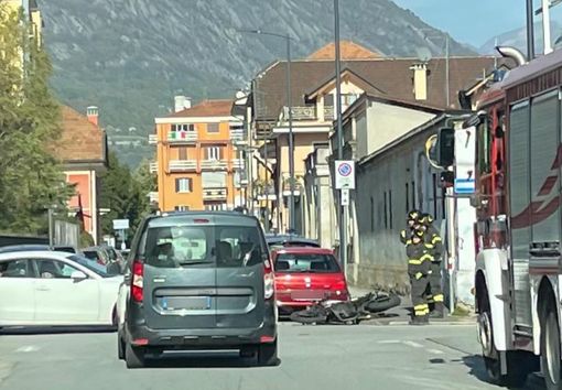 Incidente in via De Gasperi, ferito un motociclista
