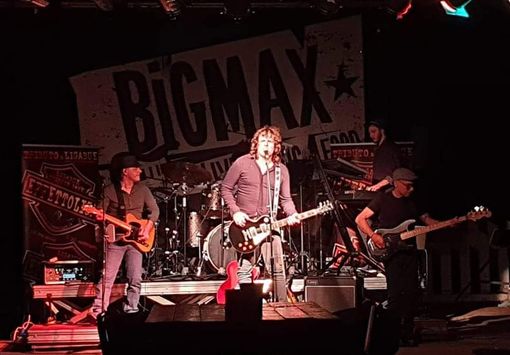 I migliori successi di Ligabue con gli Effetoliga venerdì all’Urban Food &amp; Beverage di Cosasca