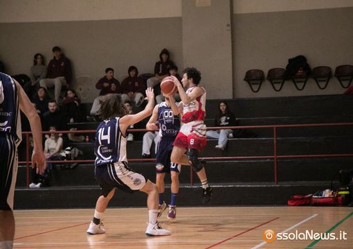 La Cestistica torna a sorridere dopo la vittoria con il Borgomanero La Cestistica torna a sorridere dopo la vittoria con il Borgomanero