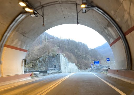 Fa discutere la distanza di 100 metri tra veicoli nella galleria di Paiesco