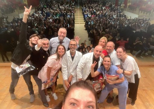 Tanti applausi per 'Gli allegri chirurghi'' in una serata di solidarietà Tanti applausi per 'Gli allegri chirurghi'' in una serata di solidarietà