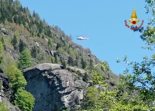 Bloccato in parete su una ferrata a Croveo, intervento dell'elicottero dei Vigili del fuoco VIDEO