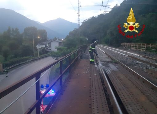 Traversina della ferrovia in fiamme a Vogogna