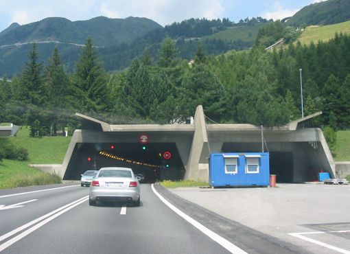 'Brucia' 17 semafori rossi, italiano denunciato in Svizzera