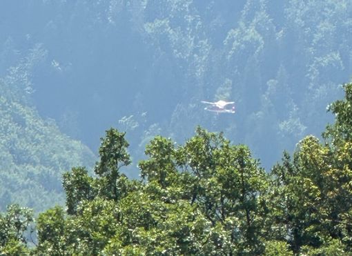 Nella foto l'elicottero dei Vigili del fuoco mentre sorvola l'area sopra Gagnone