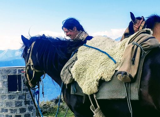 Cento giorni a cavallo dal Parco Nazionale d'Abruzzo a quello del Gran Paradiso, Paola Giacomini fa tappa a Vogogna