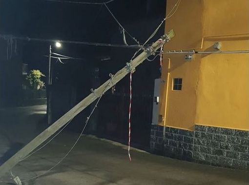 Pali telefonici pericolanti da giorni, arriva l'ordinanza del sindaco a Telecom: &quot;Comportamento inaccettabile&quot;