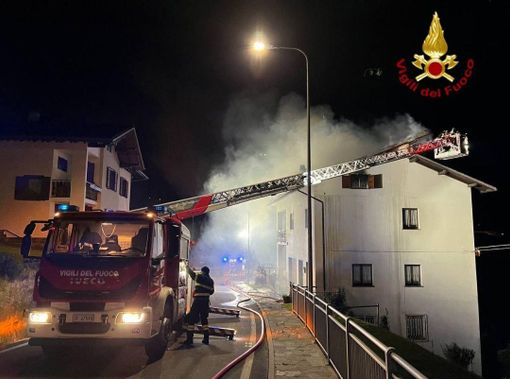 Tetto in fiamme a Baceno, l'autoscala è dovuta intervenire da Verbania FOTO Tetto in fiamme a Baceno, l'autoscala è dovuta intervenire da Verbania FOTO