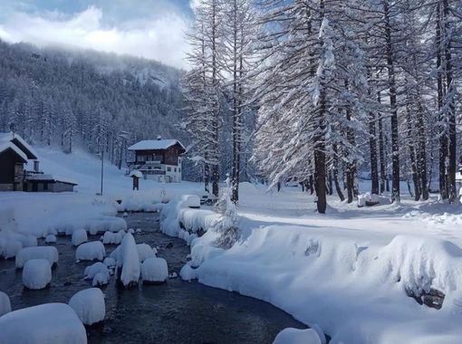 Paesaggio fiabesco all'Alpe Devero, sepolta da un manto di neve