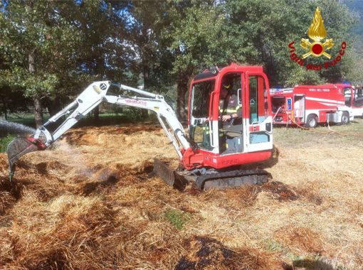 In fiamme diversi mucchi di fieno a Masera