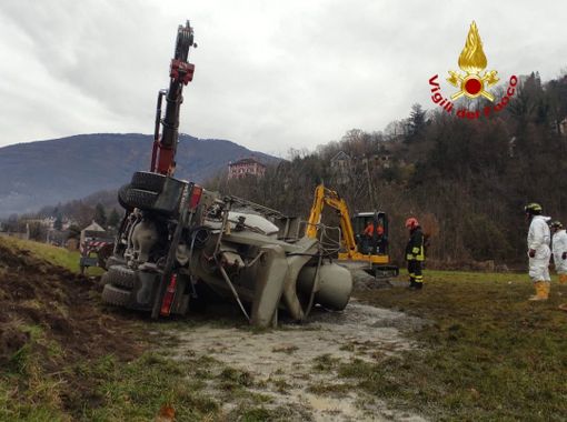 Recuperata dai Vigili del fuoco la betoniera che si è ribaltata sul piano di Masera FOTO