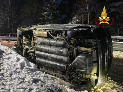 Auto si ribalta in Valle Formazza per il fondo stradale reso scivoloso dalla neve Auto si ribalta in Valle Formazza per il fondo stradale reso scivoloso dalla neve