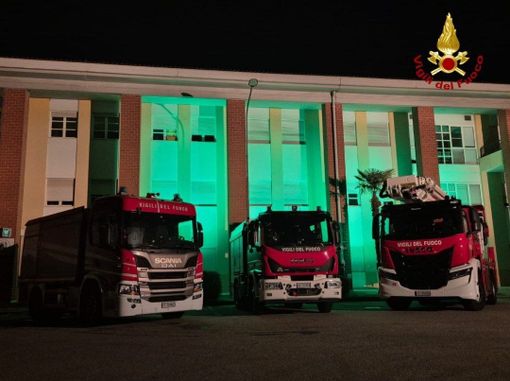 La caserma dei vigili del fuoco si illumina di verde per la consapevolezza della sindrome Pans Pandas