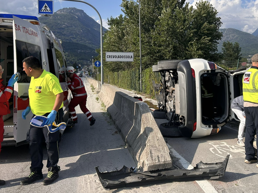 Auto ribaltata dopo il ponte che collega Domo a Crevola